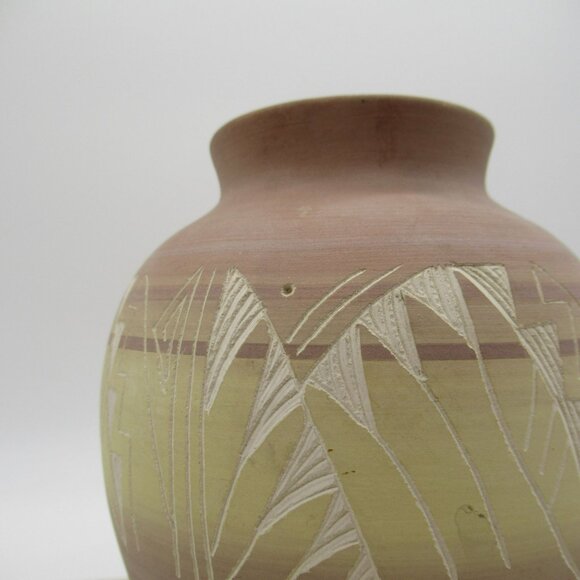 Navajo Mesa Verde Pottery Vase Signed M Jones 5.5" Neutral Brown Beige NAV USA - Picture 10 of 14